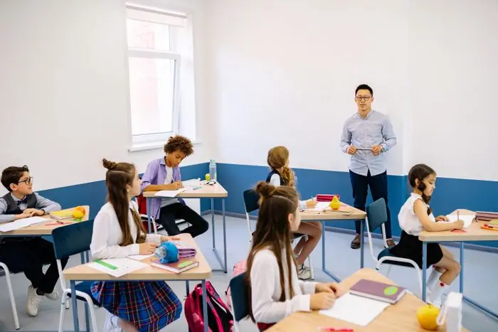 Docente enseñando a un grupo de estudiantes en un aula